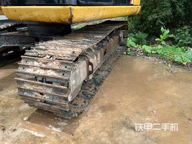 單側(cè)履帶整體(整機(jī)外觀) 單側(cè)履帶整體(整機(jī)外觀)