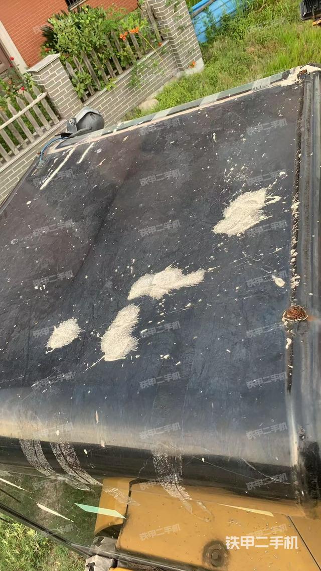 駕駛室頂部(整機(jī)外觀) 駕駛室頂部(整機(jī)外觀)