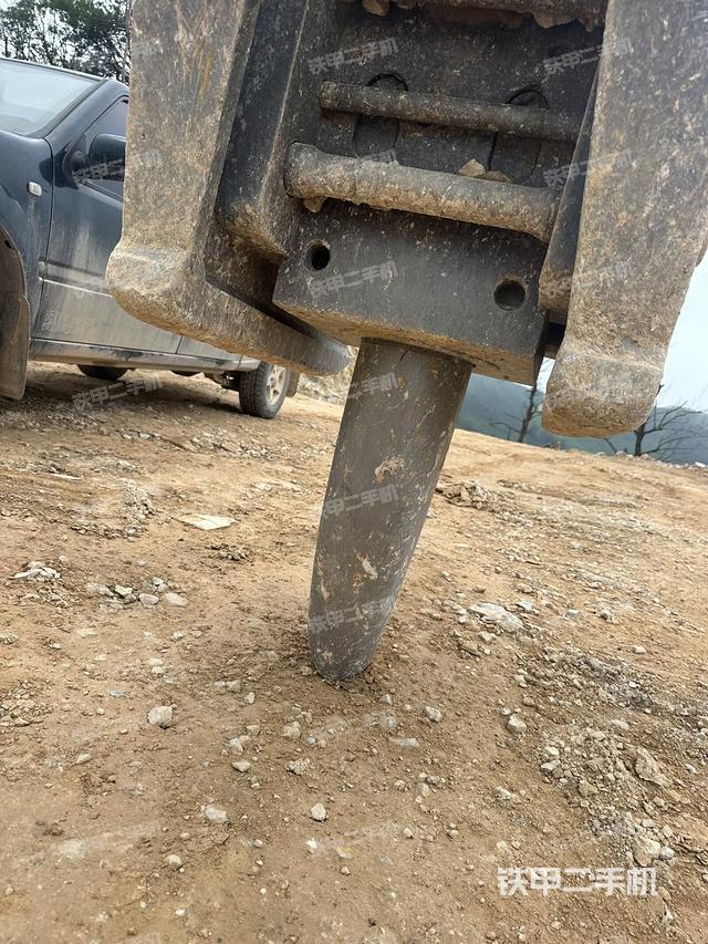大臂油缸整体 竖拍(工作和回转装置) 大臂油缸整体 竖拍(工作和回转装置)
