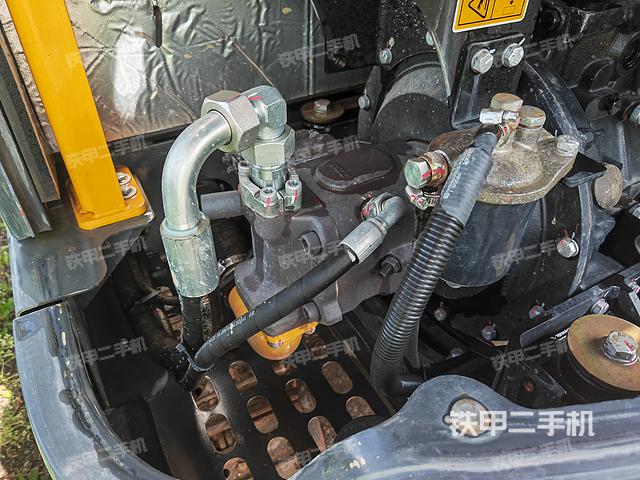 液压泵舱室正面整体（整机外观）