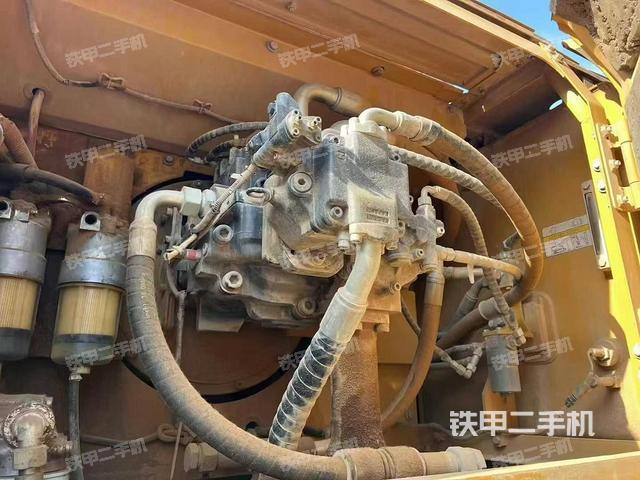 液壓泵艙室正面整體(整機(jī)外觀) 液壓泵艙室正面整體(整機(jī)外觀)