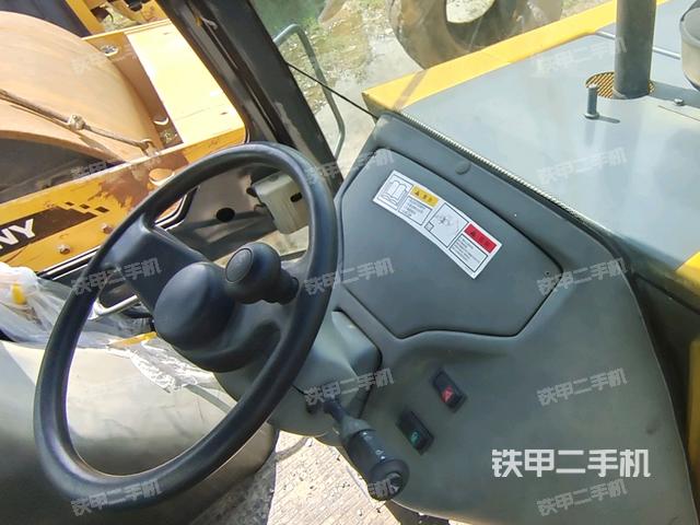 駕駛室內(nèi)部(駕駛室/操作室) 駕駛室內(nèi)部(駕駛室/操作室)