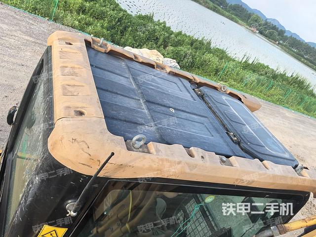 駕駛室頂部(整機(jī)外觀) 駕駛室頂部(整機(jī)外觀)