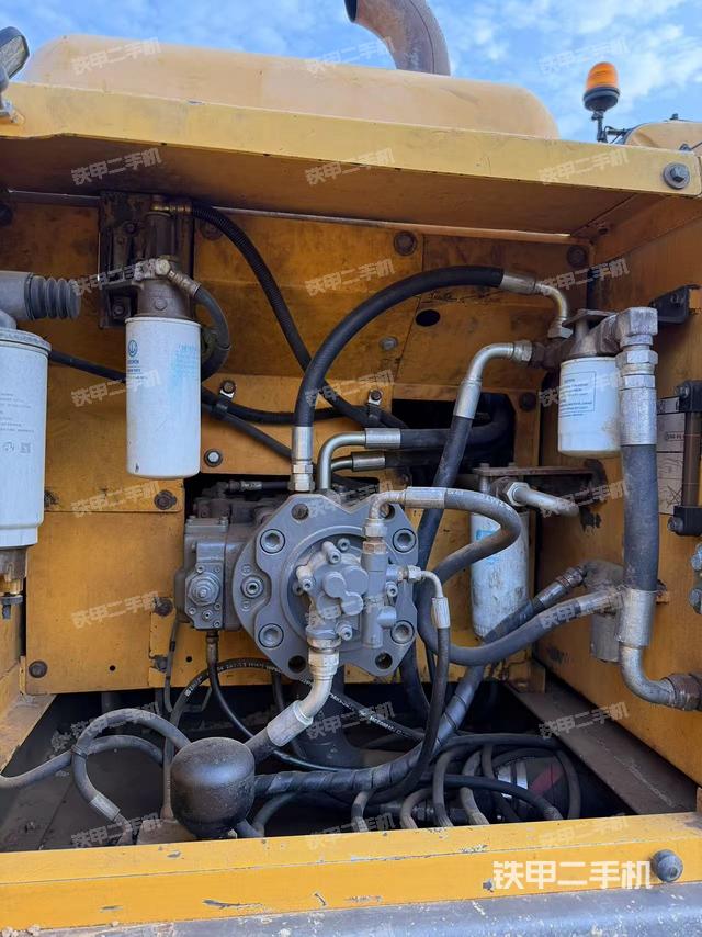 液壓泵艙室正面整體(整機(jī)外觀) 液壓泵艙室正面整體(整機(jī)外觀)