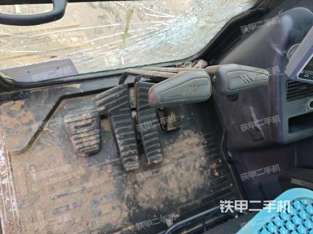 行走控制手柄和踏板 俯拍(驾驶室部分) 行走控制手柄和踏板 俯拍(驾驶室部分)