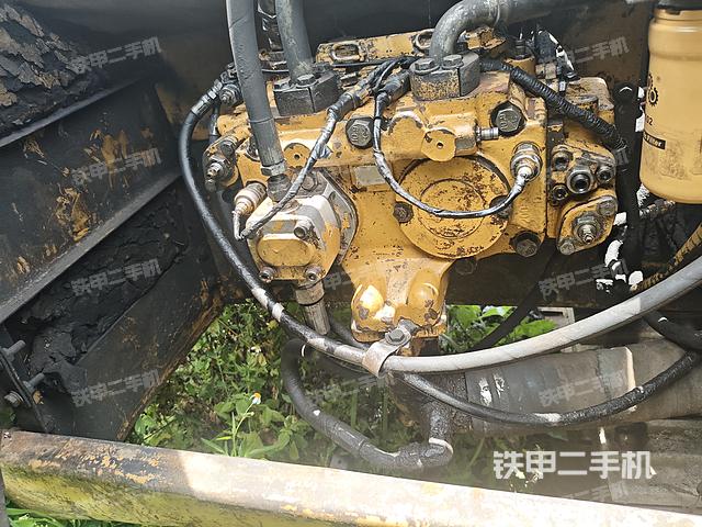 液壓泵艙室正面整體(整機外觀) 液壓泵艙室正面整體(整機外觀)