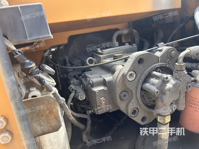 液壓泵艙室正面整體(整機(jī)外觀) 液壓泵艙室正面整體(整機(jī)外觀)