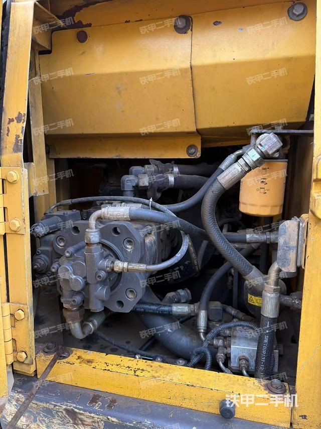 液壓泵艙室正面整體(整機(jī)外觀) 液壓泵艙室正面整體(整機(jī)外觀)