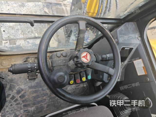 行走控制手柄和踏板?俯拍(駕駛室部分) 行走控制手柄和踏板?俯拍(駕駛室部分)