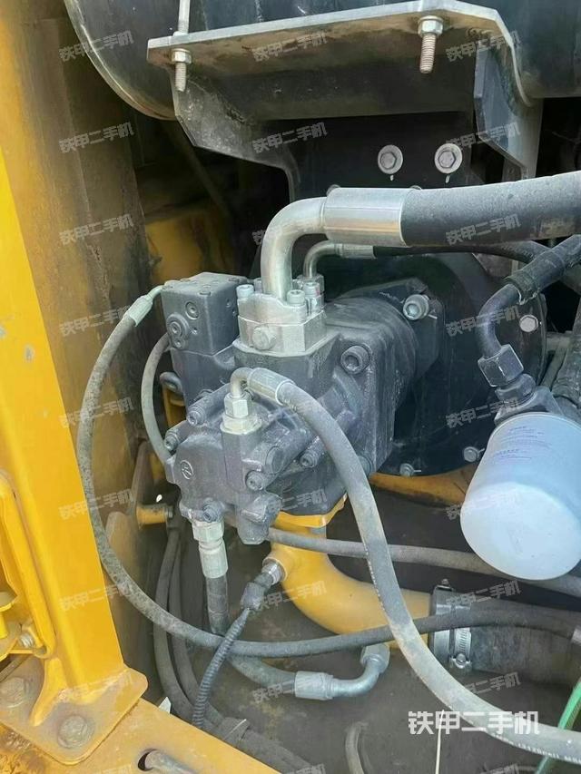 液壓泵艙室正面整體(整機(jī)外觀) 液壓泵艙室正面整體(整機(jī)外觀)