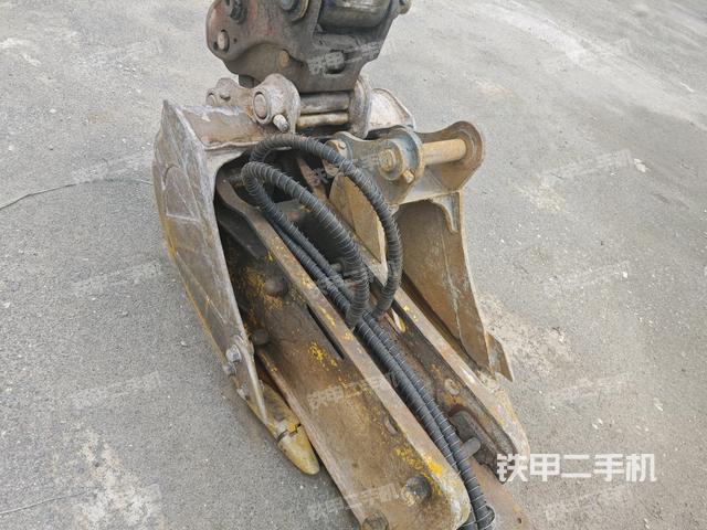 鏟斗右后整體(工作和回轉(zhuǎn)裝置) 鏟斗右后整體(工作和回轉(zhuǎn)裝置)