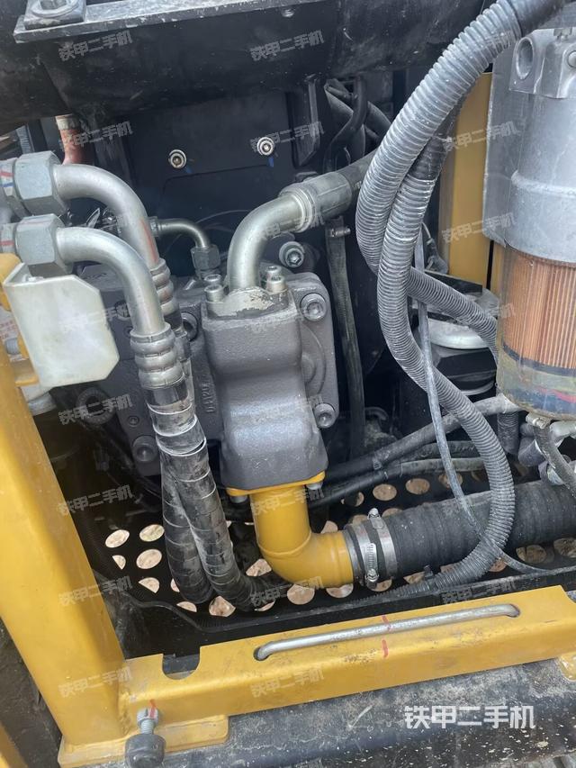 液壓泵艙室正面整體(整機(jī)外觀) 液壓泵艙室正面整體(整機(jī)外觀)
