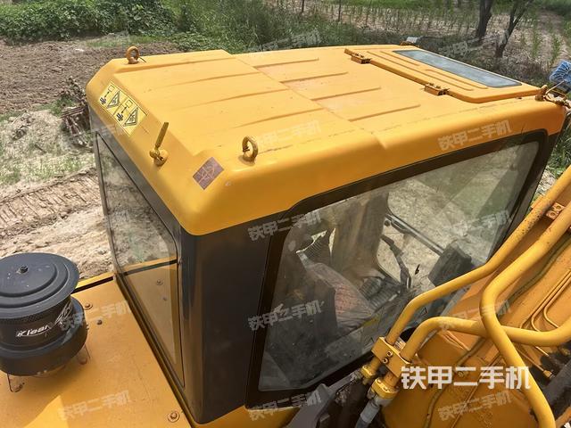 駕駛室頂部(整機(jī)外觀) 駕駛室頂部(整機(jī)外觀)