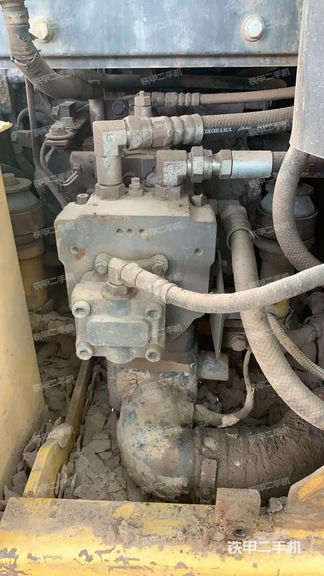 液压泵舱室正面整体(整机外观) 液压泵舱室正面整体(整机外观)