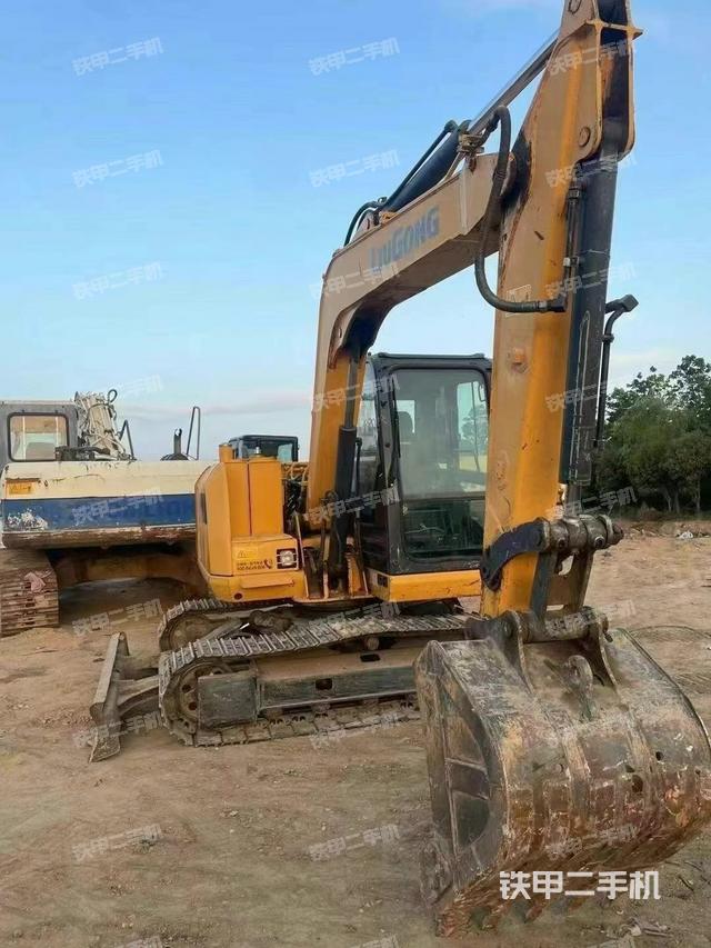 駕駛室頂部(整機(jī)外觀) 駕駛室頂部(整機(jī)外觀)