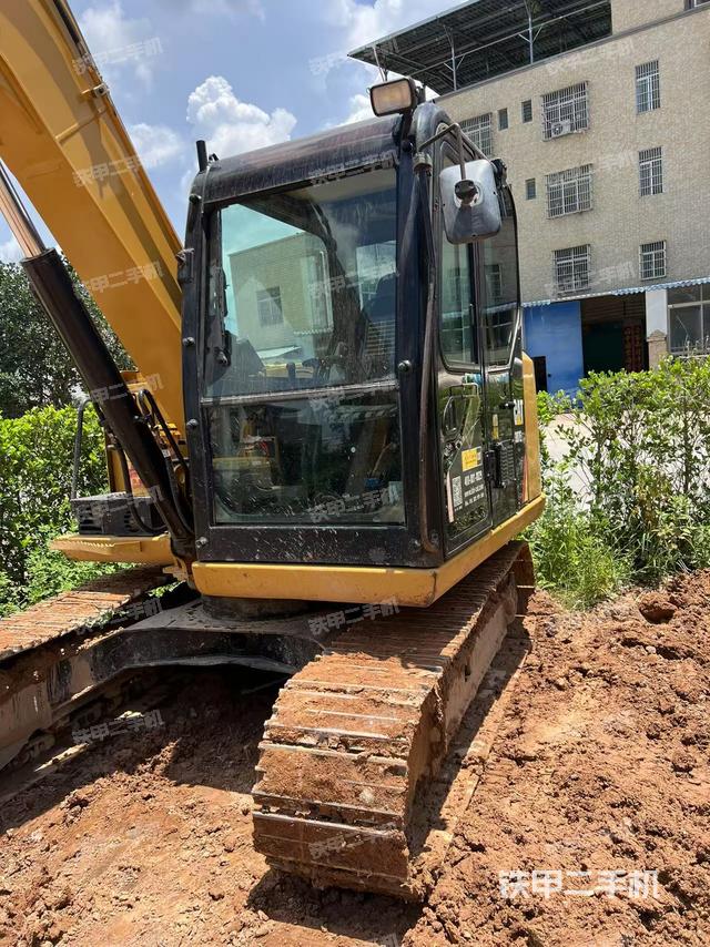 駕駛室頂部(整機(jī)外觀) 駕駛室頂部(整機(jī)外觀)