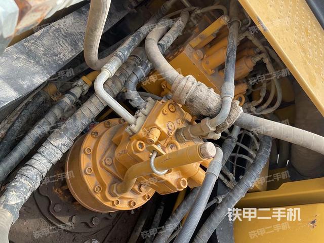 回转马达和主控阀(整机外观) 回转马达和主控阀(整机外观)