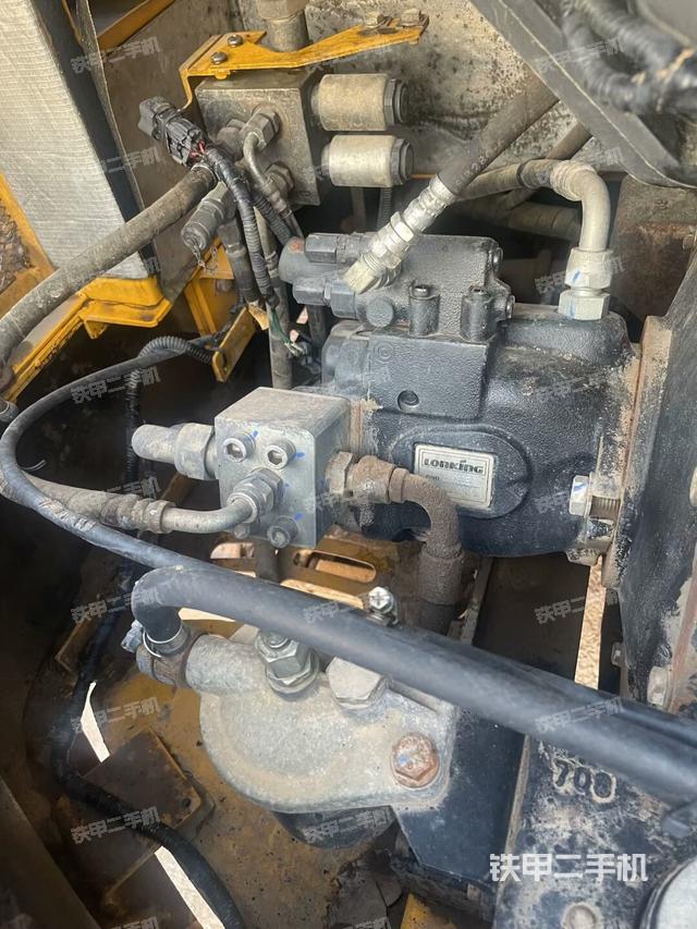 液壓泵艙室正面整體(整機(jī)外觀) 液壓泵艙室正面整體(整機(jī)外觀)
