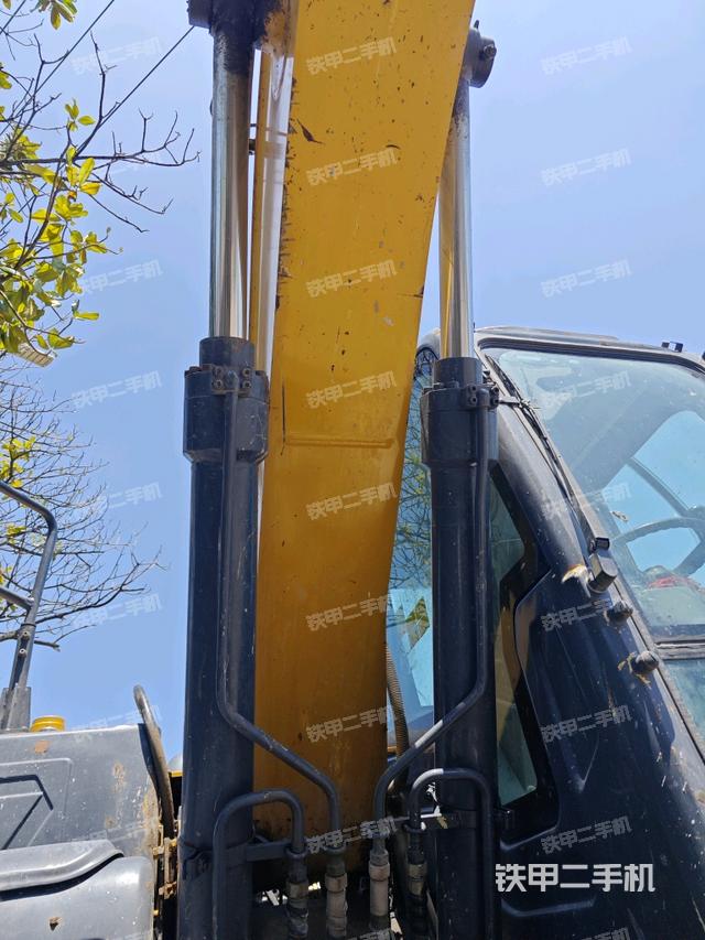 大臂油缸整体 竖拍(工作和回转装置) 大臂油缸整体 竖拍(工作和回转装置)