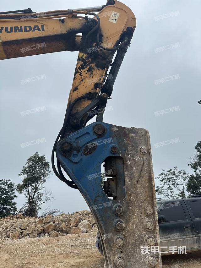 小臂整体左后(工作和回转装置) 小臂整体左后(工作和回转装置)