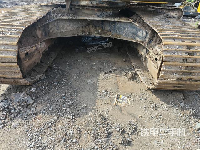 转盘和下车架正前(工作和回转装置) 转盘和下车架正前(工作和回转装置)
