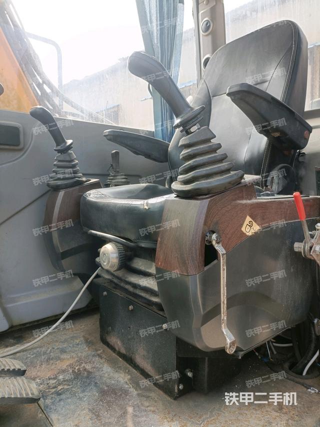 驾驶室整体(整机外观) 驾驶室整体(整机外观)