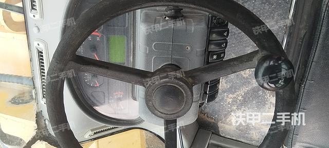 駕駛室操作臺(tái)(整機(jī)外觀及大件) 駕駛室操作臺(tái)(整機(jī)外觀及大件)
