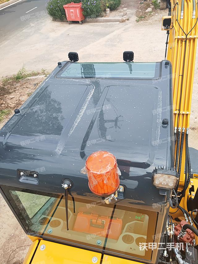 驾驶室顶部（整机外观）