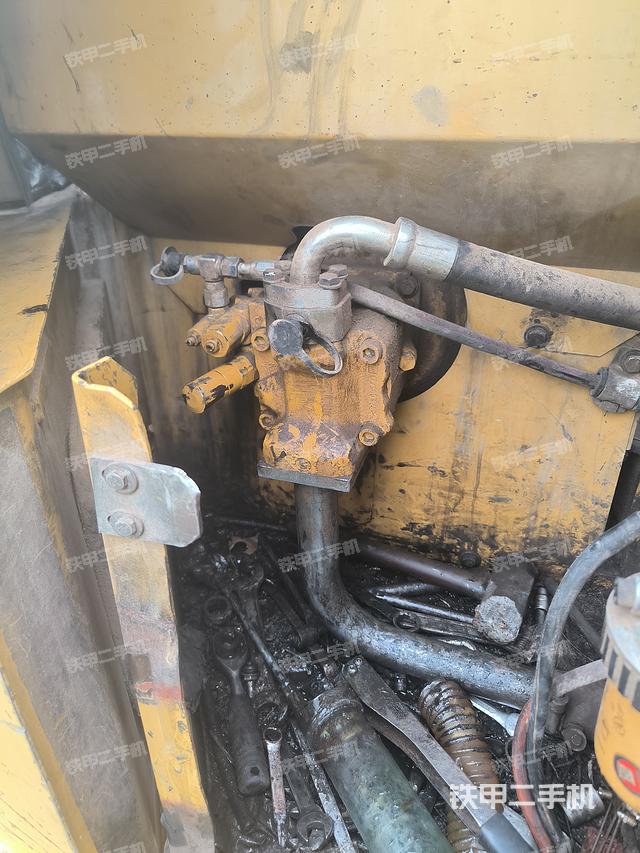 液壓泵艙室正面整體(整機(jī)外觀) 液壓泵艙室正面整體(整機(jī)外觀)