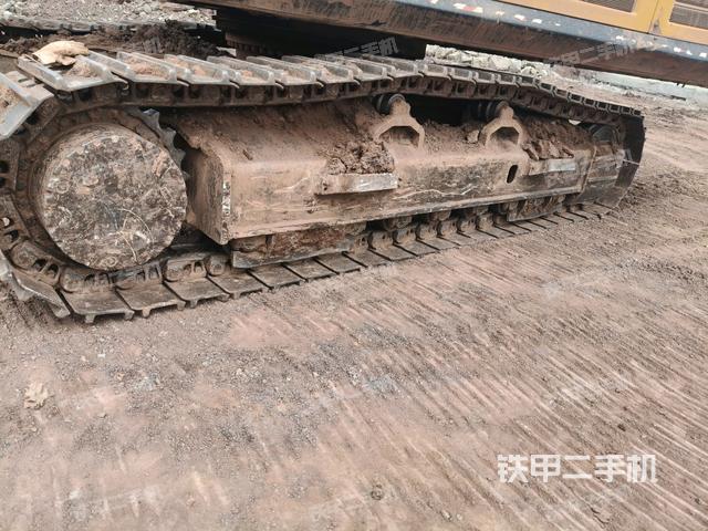 單側(cè)履帶整體(整機(jī)外觀) 單側(cè)履帶整體(整機(jī)外觀)