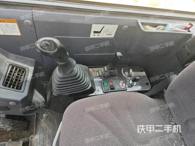 座椅右側控制臺/鑰匙門/油門/含右手柄(駕駛室部分) 座椅右側控制臺/鑰匙門/油門/含右手柄(駕駛室部分)