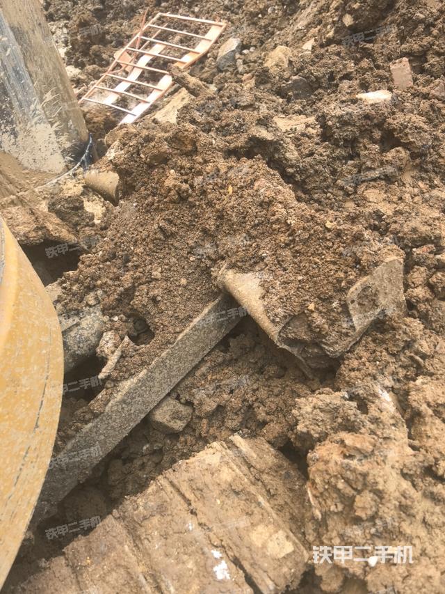 转盘和下车架正前(工作和回转装置) 转盘和下车架正前(工作和回转装置)