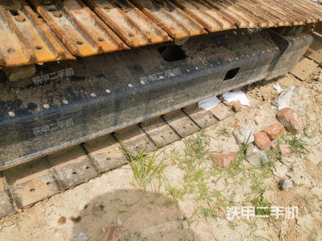 單側(cè)履帶整體(整機(jī)外觀) 單側(cè)履帶整體(整機(jī)外觀)