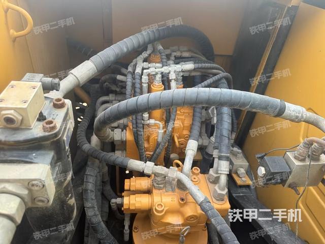 回轉(zhuǎn)馬達(dá)和主控閥(整機(jī)外觀) 回轉(zhuǎn)馬達(dá)和主控閥(整機(jī)外觀)
