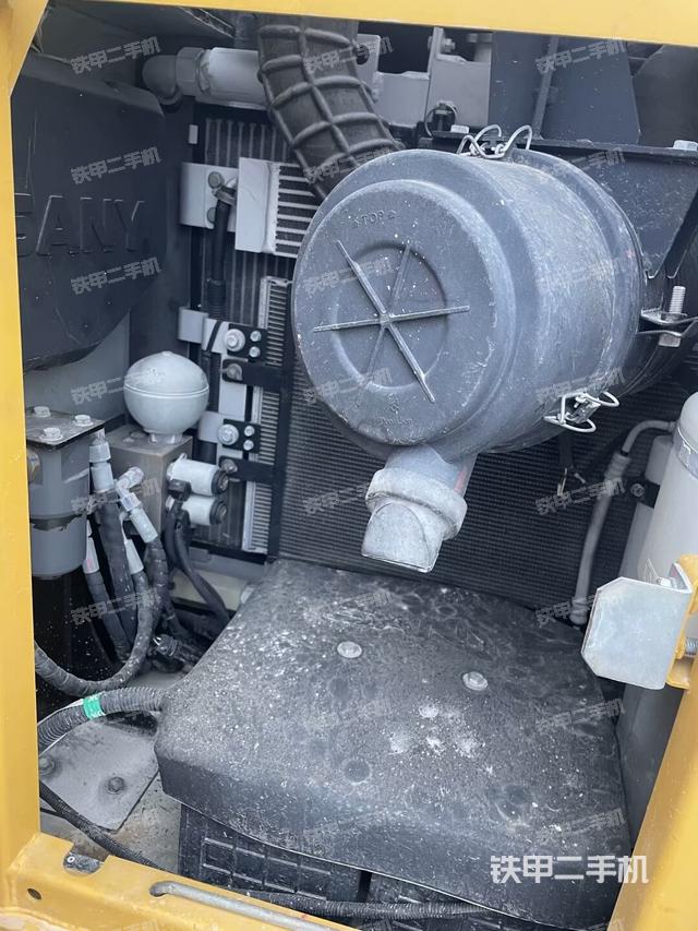 駕駛室頂部(整機(jī)外觀) 駕駛室頂部(整機(jī)外觀)