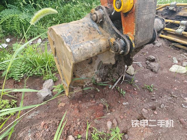 鏟斗右后整體(工作和回轉(zhuǎn)裝置) 鏟斗右后整體(工作和回轉(zhuǎn)裝置)