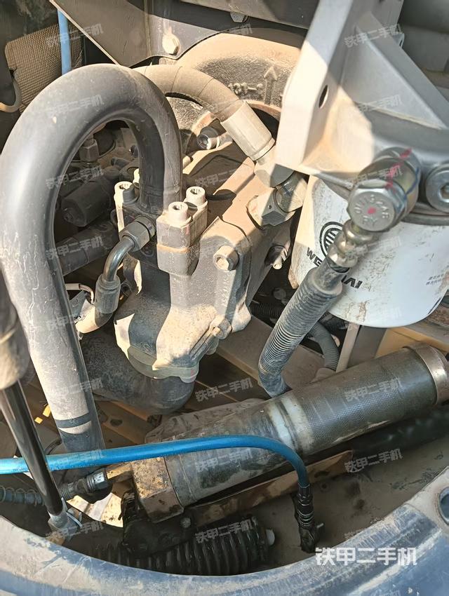 液壓泵艙室正面整體(整機外觀) 液壓泵艙室正面整體(整機外觀)