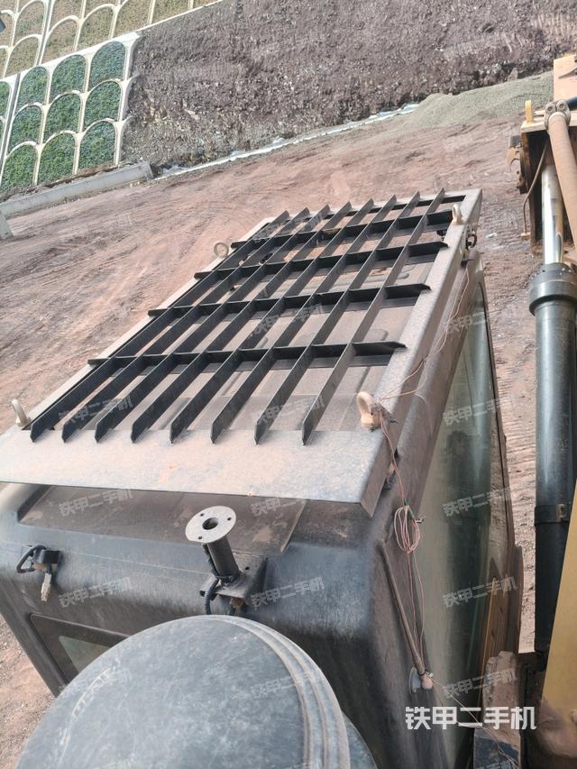 駕駛室頂部(整機(jī)外觀) 駕駛室頂部(整機(jī)外觀)
