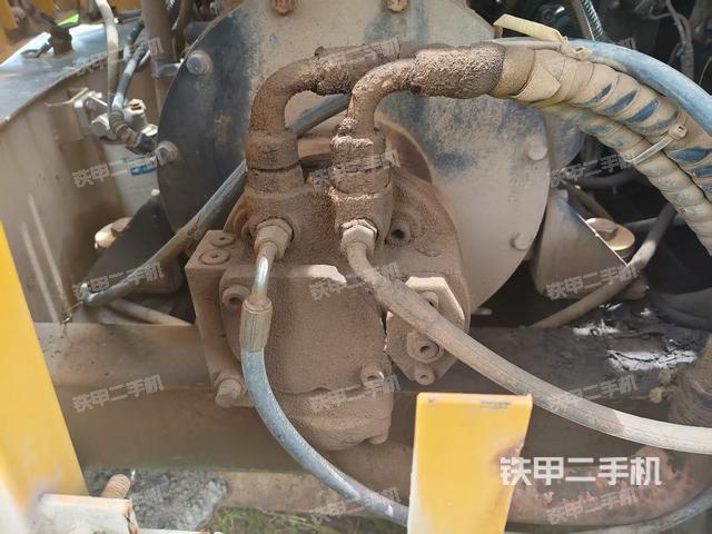液压泵舱室正面整体(整机外观) 液压泵舱室正面整体(整机外观)