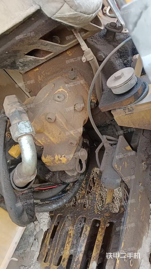 液壓泵艙室正面整體(整機(jī)外觀) 液壓泵艙室正面整體(整機(jī)外觀)