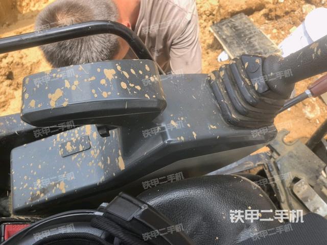 座椅左侧控制台/音响/含左手柄(驾驶室部分) 座椅左侧控制台/音响/含左手柄(驾驶室部分)