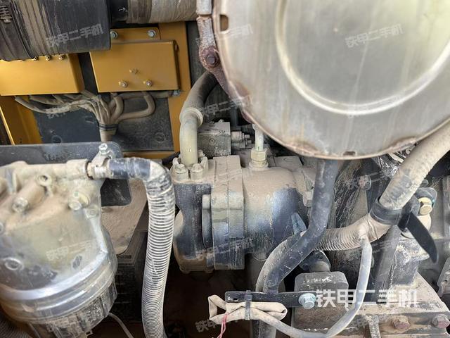 液压泵舱室正面整体（整机外观）