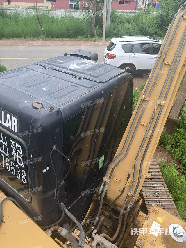 駕駛室頂部(整機(jī)外觀) 駕駛室頂部(整機(jī)外觀)
