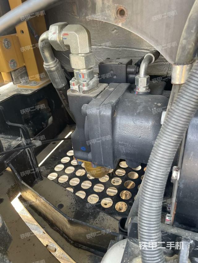 液壓泵艙室正面整體(整機(jī)外觀) 液壓泵艙室正面整體(整機(jī)外觀)