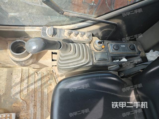 座椅右側(cè)控制臺(tái)/鑰匙門(mén)/油門(mén)/含右手柄(駕駛室部分) 座椅右側(cè)控制臺(tái)/鑰匙門(mén)/油門(mén)/含右手柄(駕駛室部分)