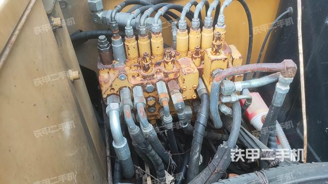 回轉(zhuǎn)馬達(dá)和主控閥(整機(jī)外觀) 回轉(zhuǎn)馬達(dá)和主控閥(整機(jī)外觀)