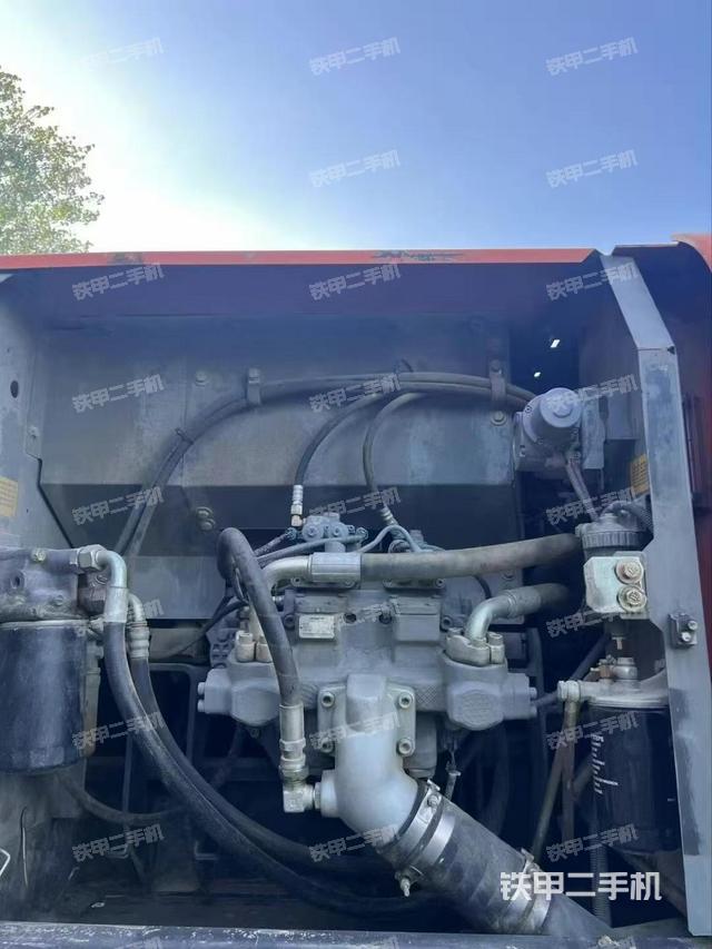 液压泵舱室正面整体(整机外观) 液压泵舱室正面整体(整机外观)