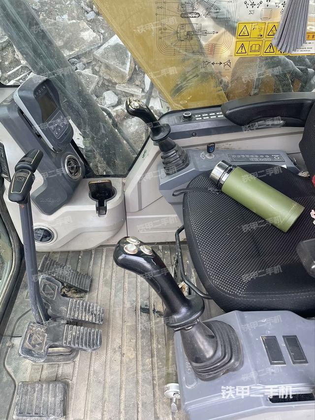 驾驶室整体(整机外观) 驾驶室整体(整机外观)