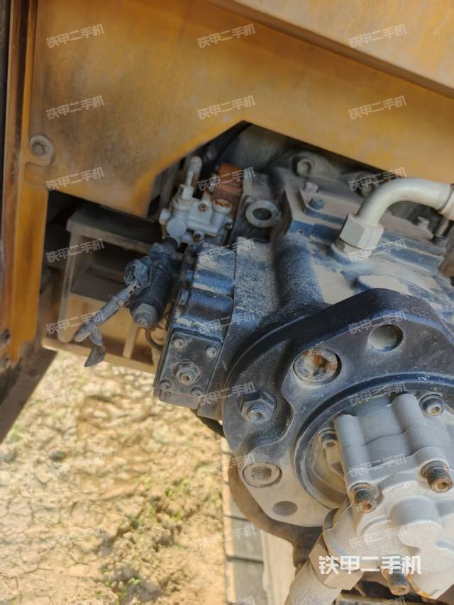 液压泵舱室正面整体（整机外观）