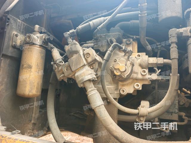 液壓泵艙室正面整體(整機外觀) 液壓泵艙室正面整體(整機外觀)
